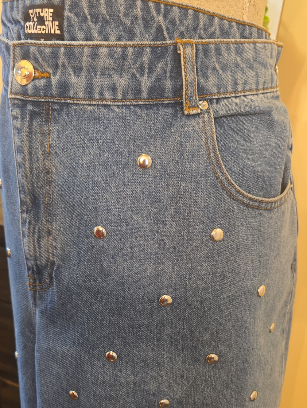 Women's Stud-Embellished Barrel Leg Jeans - Picture 4 of 12